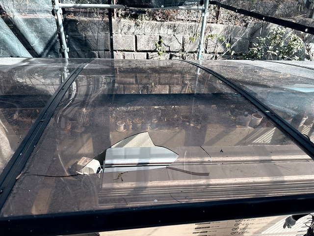 ベランダ屋根の穴開き